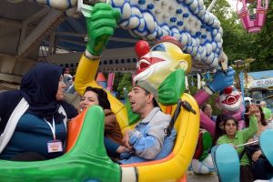 Bursa'da engelliler lunaparkta g&ouml;n&uuml;llerince eğlendi