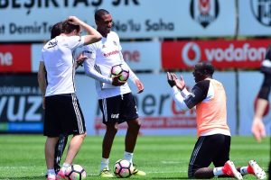 Aboubakar arkadaşlarını g&uuml;ld&uuml;rd&uuml;