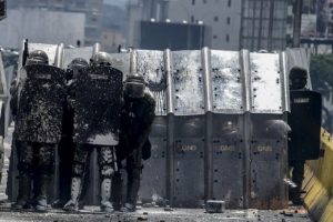 Venezuela'da polise insan dışkısı atılıyor