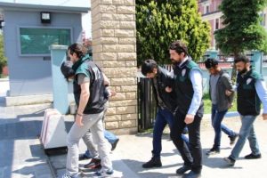 Afgan uyuşturucu satıcılarına polis baskını