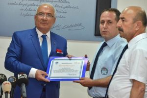 Para dolu &ccedil;antayı teslim eden şof&ouml;re &ouml;d&uuml;l