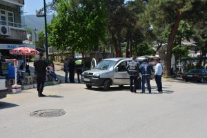 Bursa'da polis, okul &ccedil;evrelerinde huzur operasyonu ger&ccedil;ekleştirdi