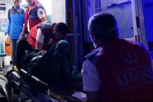 Tarım iş&ccedil;ilerini taşıyan trakt&ouml;r&uuml;n r&ouml;morku devrildi: 12 yaralı