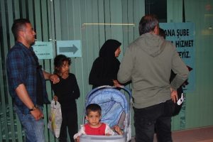 &Ccedil;ocuklarıyla dilenen Suriyeli kadın g&ouml;zaltına alındı