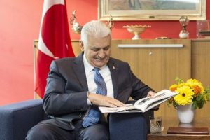 Yıldırım, Financial Times gazetesi edit&ouml;rleriyle g&ouml;r&uuml;şt&uuml;