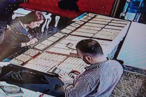 Kuyumcuyu sahte altınla dolandıran kadın kamerada