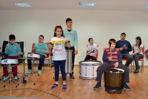 Anneler ve &ccedil;ocukları otizmi m&uuml;zikle aşıyor