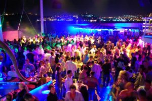 Bodrum'daki &uuml;nl&uuml; mekanda yıkım başladı