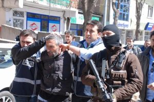 Beşikte uyuyan bebeği sopayla &ouml;ld&uuml;rd&uuml;!