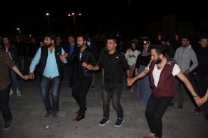 Cumhuriyet Meydanı'nda horon teptiler