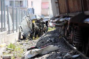 Hemzemin ge&ccedil;itte tren otomobile &ccedil;arptı: 1 &ouml;l&uuml;, 1 yaralı