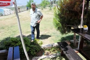 Tartıştığı eşini ve &uuml;vey oğlunu bı&ccedil;akladı