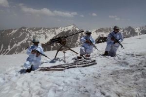 Y&uuml;ksekova'da ter&ouml;ristlere ait silah ve m&uuml;himmat ele ge&ccedil;irildi