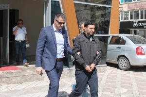 &Ouml;ld&uuml;rd&uuml;ğ&uuml; şahsın mezarında dua etmiş