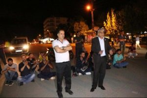 Kaza sonrası mahalleli yolu kapattı