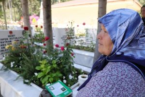 Onlar Anneler G&uuml;n&uuml;'nde şehit evlatlarına gidiyor