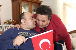Engelli oğluna 44 yıldır bakıyor