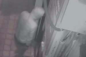 Acemi hırsız kameradan ka&ccedil;arken kameraya yakalandı