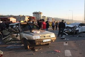 Giresun'da iki otomobil &ccedil;arpıştı: 1 &ouml;l&uuml;, 3 yaralı