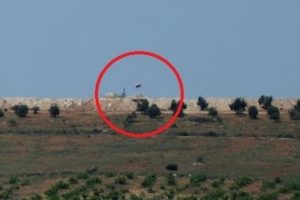 PYD'ye Rus bayrağıyla kalkan! Silahlı n&ouml;bet&ccedil;iler diktiler...
