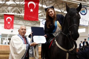 At &uuml;zerinde kep atarak mezun oldular