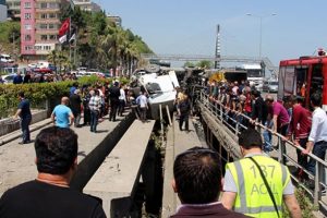 TIR'ın i&ccedil;ine sıkışan s&uuml;r&uuml;c&uuml; 1.5 saat sonra kurtarıldı