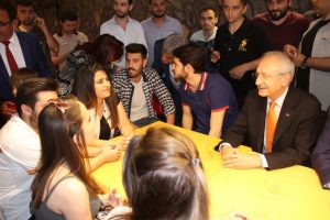 CHP Genel Başkanı Kılı&ccedil;daroğlu Bursa'da gen&ccedil;lerle buluştu