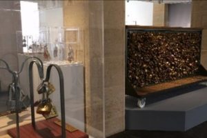 Paris'teki "aşk kilitleri" m&uuml;lteciler i&ccedil;in satışa &ccedil;ıktı