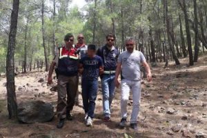 Balkonda oturan gen&ccedil; kızı &ouml;ld&uuml;ren zanlı yakalandı