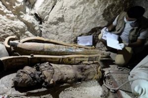 Yer altı mezarlığında 17 mumya bulundu