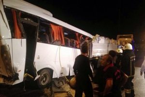 Servis midib&uuml;s&uuml; iki tırın arasında kaldı: 8 yaralı