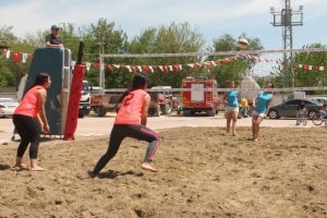 Denizi olmayan beldede plaj voleybolu