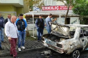 Balkondan atılan t&uuml;p ortalığı savaş alanına &ccedil;evirdi