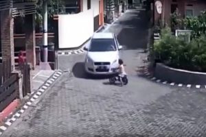 K&uuml;&ccedil;&uuml;k &ccedil;ocuk otomobilin altında kaldı