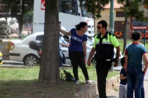 Karısını bı&ccedil;akladı, taksi şof&ouml;r&uuml;n&uuml; rehin aldı