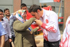 D&uuml;nya şampiyonundan annesine anlamlı hediye