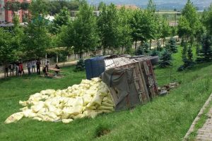 Freni boşalan tır parka yuvarlandı