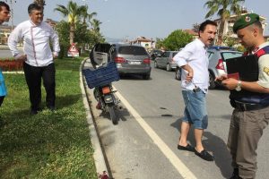 Motosiklet otomobile &ccedil;arptı: 2 yaralı