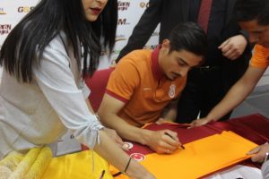 Galatasaraylı Koray, taraftarlarla buluştu