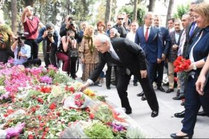 Kılı&ccedil;daroğlu, Z&uuml;beyde Hanım'ın mezarını ziyaret etti