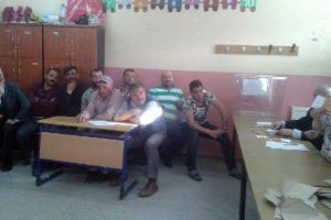 Mahalleli il&ccedil;e se&ccedil;imi i&ccedil;in sandık başına gitti