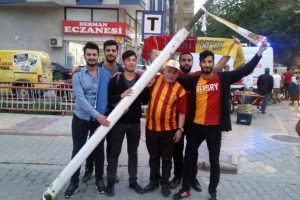 Hatıra olarak stadının kale direğini aldılar