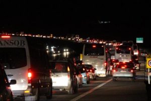 TEM'de yol &ccedil;alışması nedeniyle kilometrelerce ara&ccedil; kuyruğu