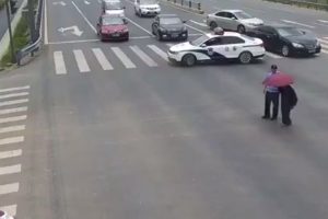 Yaşlı adam i&ccedil;in otoyol trafiğini kapattı