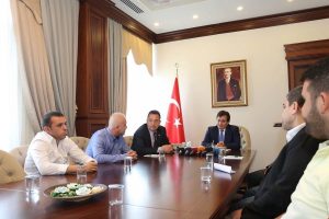 Bursa Valisi K&uuml;&ccedil;&uuml;k'ten trib&uuml;n liderleriyle toplantı