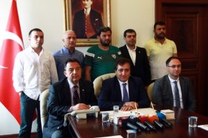 Bursaspor trib&uuml;n liderleri Vali K&uuml;&ccedil;&uuml;k ile buluştu