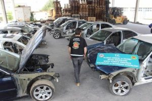 Bursa'da l&uuml;ks otomobil ka&ccedil;ak&ccedil;ılarının deposu basıldı!
