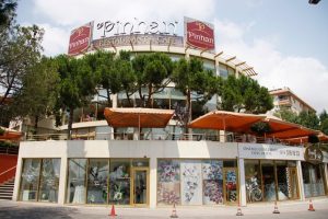 &Uuml;nl&uuml; restoranın sahiplerine m&uuml;ebbet istendi