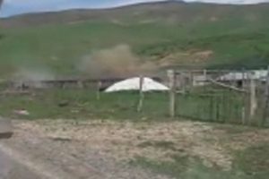 Yola d&ouml;şenen patlayıcı ahırda imha edildi