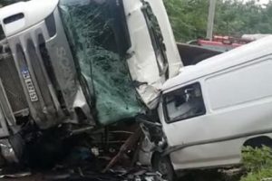 Feci kaza! &Ouml;ğrenci servisi ile minib&uuml;s...